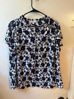 LIKE NEW COUNTERPARTS Black and White Floral V-Neck Blouse (XL) 🖤🤍